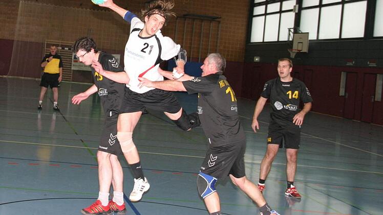 Justus Feldmann (helles Trikot) war mit sechs Treffern erfolgreichster Eberner Torschütze. In dieser Szene erzielt er das 1:0.