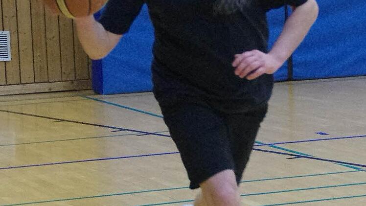 Initiator Stefan Luthardt griff beim Mitternachtssport auch selbst zum Ball.