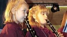 Der Nachwuchs überzeugte bei seinen Beiträge, hier an den Klarinetten, vorne Hannah Schneider, dahinter Lisa Wiegand bei der Hymne des King of Rock´n´Roll.