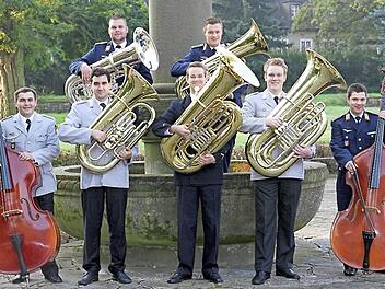 Sebastian Fischer (Erster von links) und seine Musikerkollegen des Ausbildungsmusikkorps der Bundeswehr.  Foto: Roland Lowig