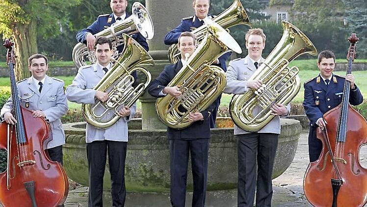 Sebastian Fischer (Erster von links) und seine Musikerkollegen des Ausbildungsmusikkorps der Bundeswehr.  Foto: Roland Lowig