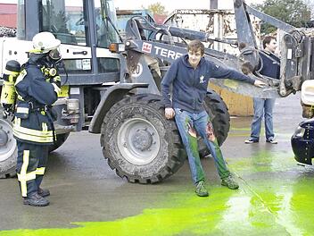 Grüne Brühe - nach Ermittlung der Fachstellen Schweinepest-Erreger - läuft nach dem Unfall über den Wertstoffhof. Fotos: Winfried Ehling