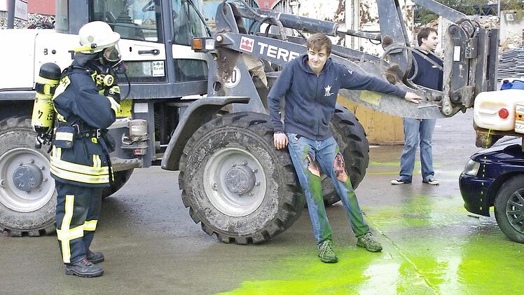 Grüne Brühe - nach Ermittlung der Fachstellen Schweinepest-Erreger - läuft nach dem Unfall über den Wertstoffhof. Fotos: Winfried Ehling