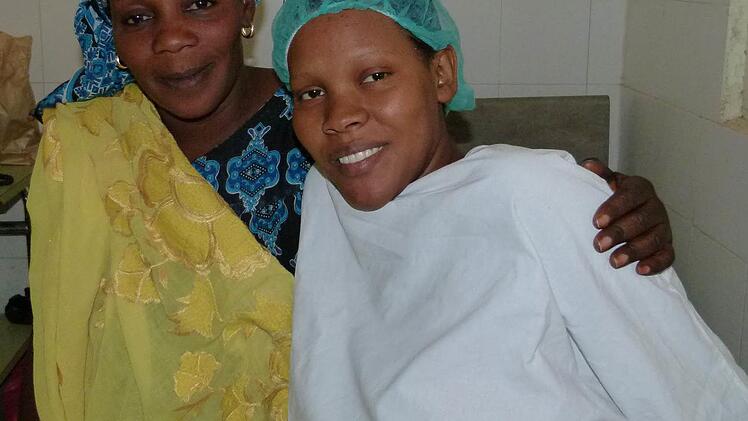 Umubari ist glücklich über ihre Drillingsmädchen. Ihre eigene Mutter (links) und Oma der Babys steht ihr bei.