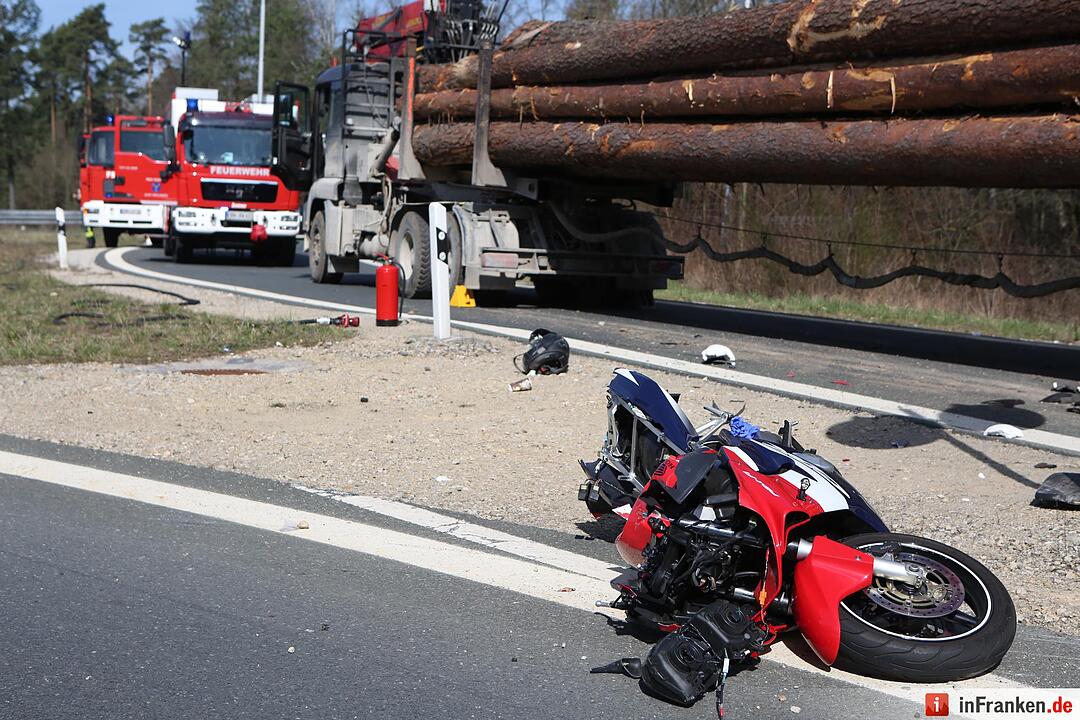 Motorradfahrer rutscht unter Lastwagen