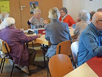 Wem es draußen zu kalt war, der fand im Gemeindesaal bei Kaffee und Kuchen Zuflucht. Foto: Daniela Pondelicek