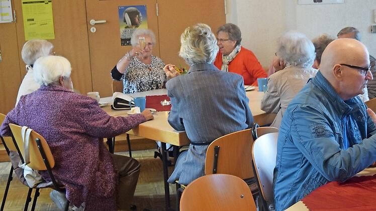 Wem es draußen zu kalt war, der fand im Gemeindesaal bei Kaffee und Kuchen Zuflucht. Foto: Daniela Pondelicek