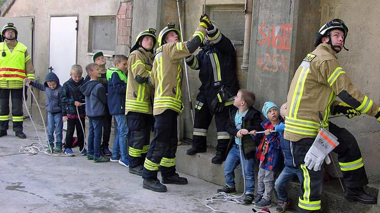Die Kinder helfen eifrig mit. Foto: Klaus Oelzner