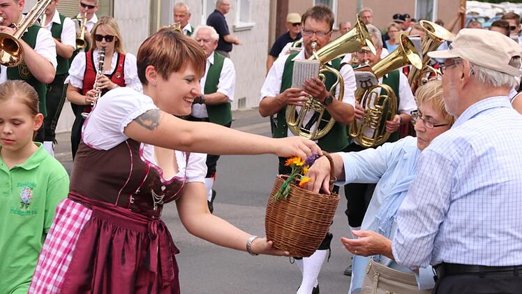 Leckeres aus dem Korb gab es von dieser Dame für die Zuschauer des Festzuges.Helmut Will