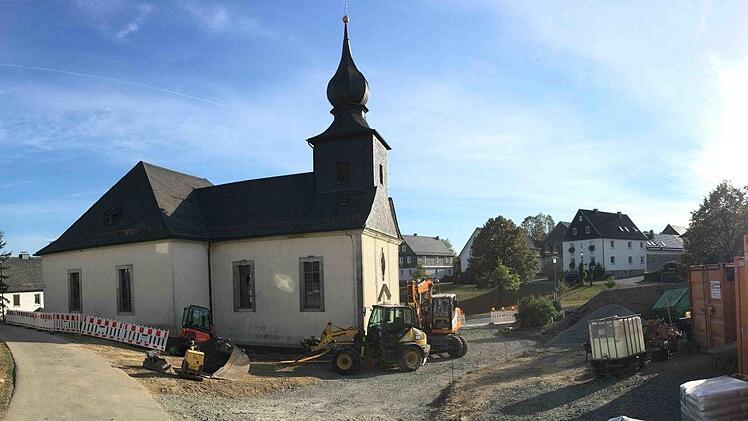 Beim Kirchenumfeld in Neuengrün gehen die Arbeiten gut voran.Stadt Wallenfels