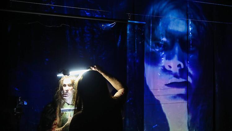 Szene aus "4.48 Psychose" im Coburger Theater in der Reithalle Foto:  Henning Rosenbusch