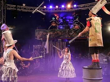 Abwechslungsreiche Darbietungen im postapokalyptischen Stil zeigten die Künstler des Bamberger Zirkus-Varietés.  Fotos: Bertram Wagner