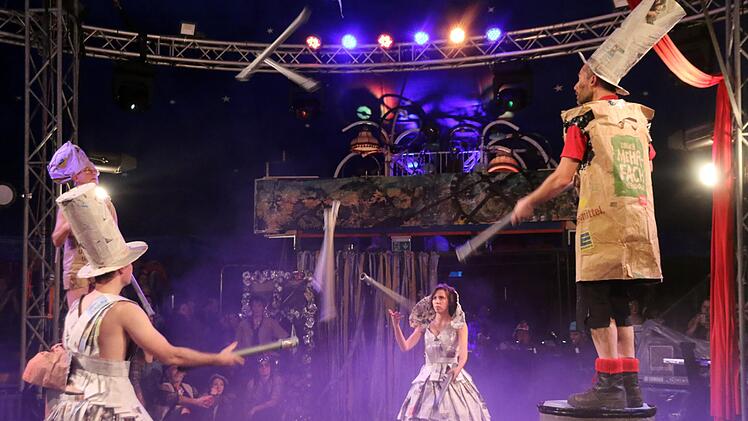 Abwechslungsreiche Darbietungen im postapokalyptischen Stil zeigten die Künstler des Bamberger Zirkus-Varietés.  Fotos: Bertram Wagner