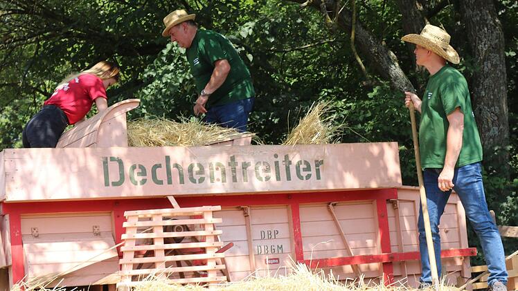 Das Fierster Dreschteam griff wieder zu den Garben und zeigte bei der historischen Dreschvorf&uuml;hrung, wie zu Uropas Zeiten gedroschen wurde.