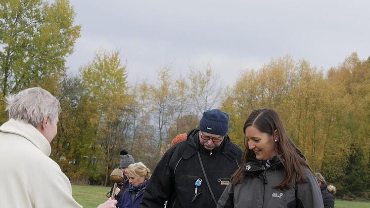 Während Martina Braun den Segen spendete, schauten die Jüngsten  voller Spannung, wie das sein wird.... Foto: Manja von Nida
