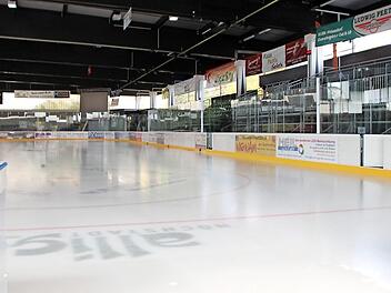 Mit der neuen Bande ist das alte Höchstadter Eisstadion erst einmal für diese Saison gerüstet.  Foto: A. Dorsch
