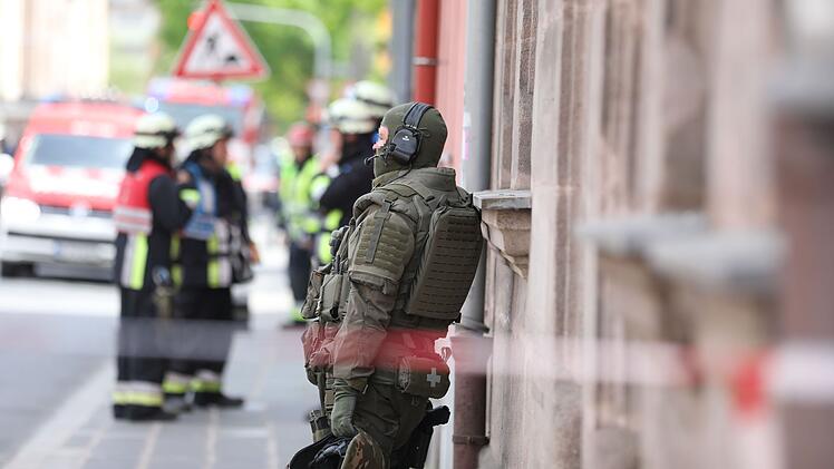 SEK-Einsatz in N&uuml;rnberg: Mann verschanzt sich in Wohnung - Polizei riegelt Gegend ab