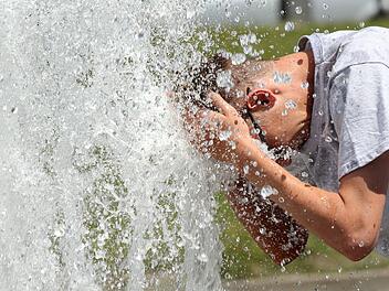 Mann badet nackt im Schlossgarten in Erlangen