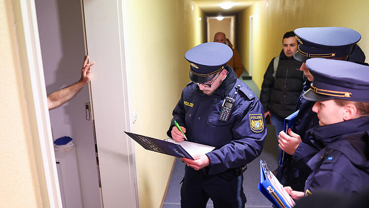 Feuerl&ouml;scher-Wurf aus N&uuml;rnberger Hochhaus - Polizei befragt Anwohner