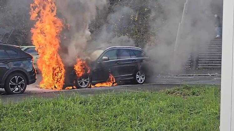 Drei Autos stehen in Flammen