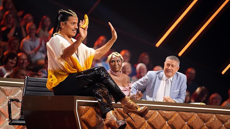 Unterzuckert? Jorge González holt plötzlich eine Banane hervor.