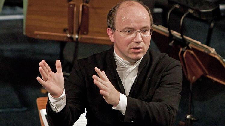 Souveräner Dirigent, kundiger Musikerklärer: Coburgs Generalmusikdirektor Roland Kluttig.