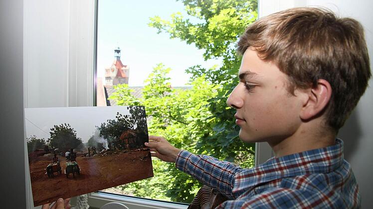 Durchs Fenster sieht man Herzogenaurach, auf dem Foto zeigt Klaus Keller Kaya. Foto: Max Kaltenhäuser
