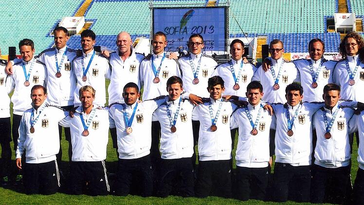 Die deutsche Nationalmannschaft der Hörbehinderten mit André Zapf (kniend, 2. von links) belegte bei der 22. Deaflympics den dritten Platz.