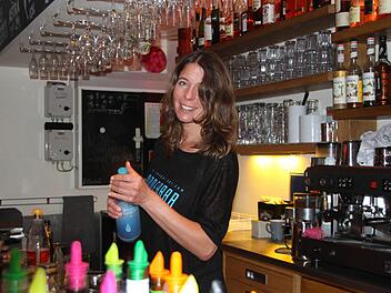 Annette Berwind arbeitet seit neun Jahren in der Sonderbar. Am meisten Spaß macht es ihr, wenn es richtig voll ist. Foto: Helke Renneres