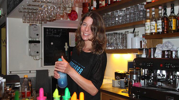 Annette Berwind arbeitet seit neun Jahren in der Sonderbar. Am meisten Spaß macht es ihr, wenn es richtig voll ist. Foto: Helke Renneres