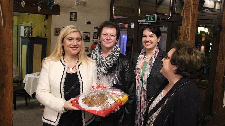 Etwas Gesundes erhielt Melanie Huml (links) von (von links): Petra Öhring, Angela Hofmann und Mathilde Hutzl. Foto: Friedwald Schedel