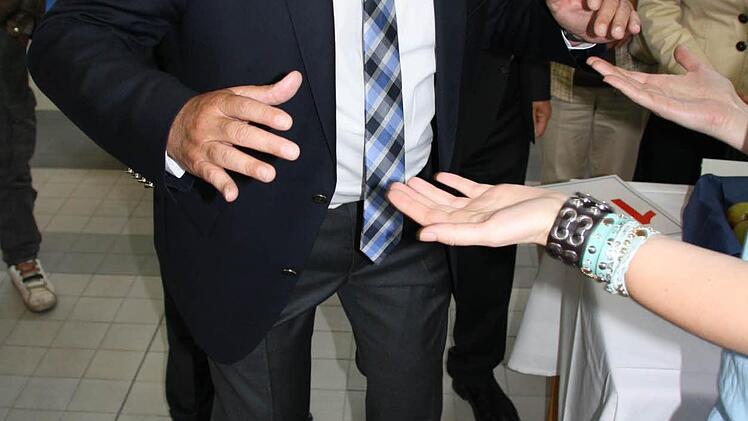 3. Bürgermeister Thomas Leiner testet ein Therapiegerät. Foto: Ralf Ruppert