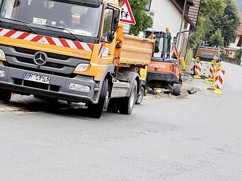 Im Zuge der Stromkabelverlegung unter Tage werden in Ködnitz parallel Leerrohre eingebracht. Darin bringt die Telekom später Glasfaserrohre für schnelles VDSL ein. Foto: Jochen Nützel