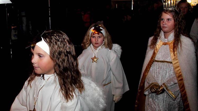 Engelchen begleiten das Christkind.