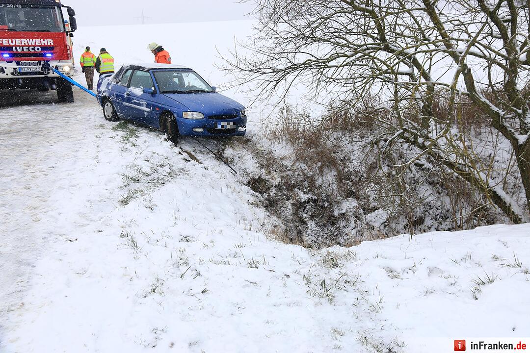 Auto ruscht bei Amlingstadt in den Graben