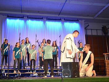 Jesus möchte den Fischer Petrus zu seinem Jünger machen - eine Szene aus dem Musical. Foto: Karl-Heinz Hofamnn