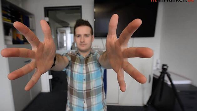 Redakteur Alexander Kroh bei der B&uuml;ro&uuml;bung: "Schnelle Arme" Foto: Ronald Rinklef