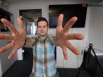 Redakteur Alexander Kroh bei der Büroübung: "Schnelle Arme" Foto: Ronald Rinklef