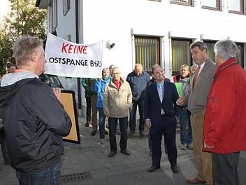 Markus Söder ( 2. v. r.) suchte das Gespräch mit den Gegner der Ostspange.  Foto: Carmen Schwind