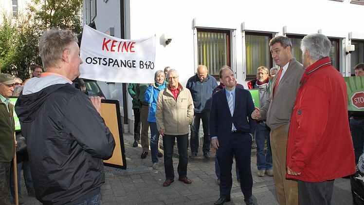 Markus Söder ( 2. v. r.) suchte das Gespräch mit den Gegner der Ostspange.  Foto: Carmen Schwind