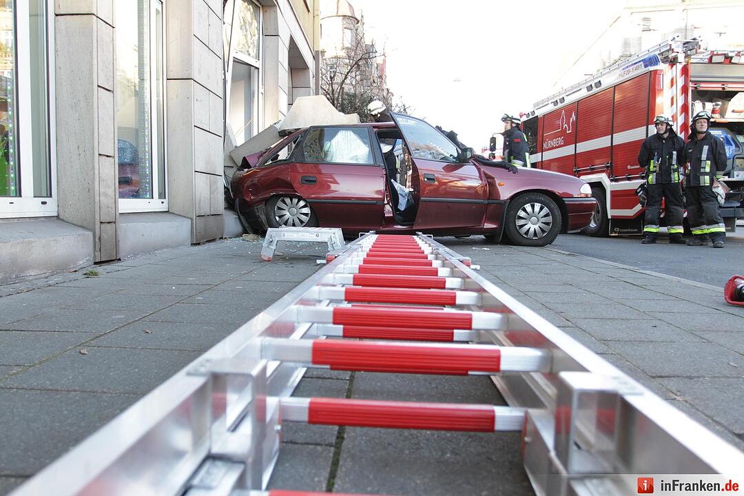 Auto kracht rückwärts in Reformhaus