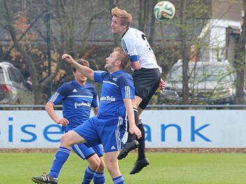 FC Mitwitz - TSV Sonnefeld: G&auml;ste-Kapit&auml;n Sebastian Kunick (wei&szlig;es Trikot) und der Mitwitzer Matthias Wich liefern sich ein Kopfballduell um den Ball. Foto: Michael Seegenschmiedt