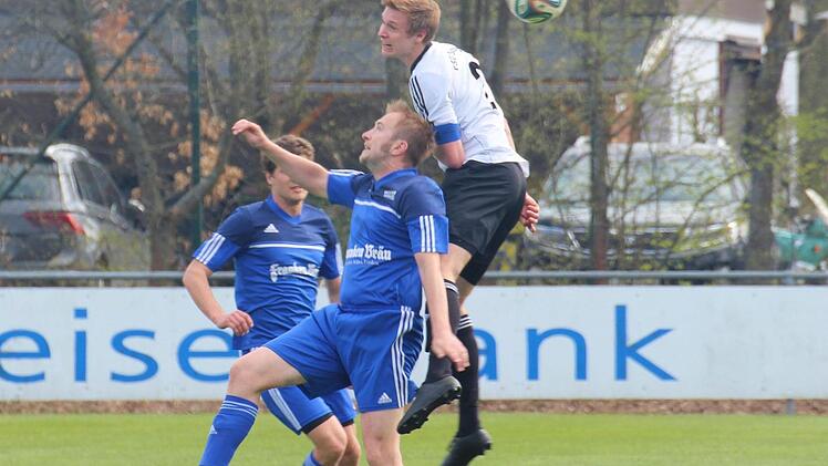 FC Mitwitz - TSV Sonnefeld: G&auml;ste-Kapit&auml;n Sebastian Kunick (wei&szlig;es Trikot) und der Mitwitzer Matthias Wich liefern sich ein Kopfballduell um den Ball. Foto: Michael Seegenschmiedt