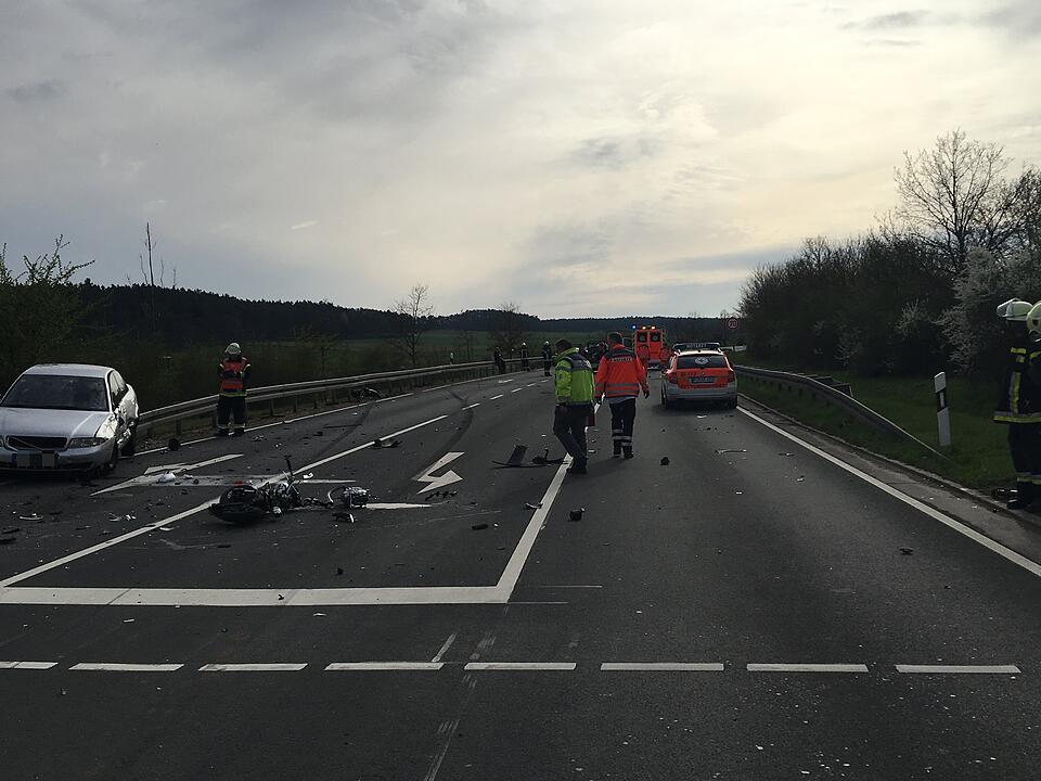 Tödlicher Unfall bei Zirndorf: Motorradfahrer stirbt nach Kollision mit Polizeiauto