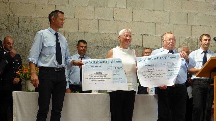Bei der Spenden&uuml;bergabe (von links): Matthias Pieger, Rose Stark und Helmut Karrer (Vors. Krieger- und Soldatenkameradschaft Wannbach und Umgebung) Foto: privat