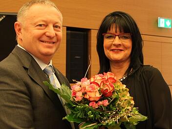 Landrat Thomas Bold gratuliert der nun auch offiziell eingeführten Schulrätin Birgit Herré. Foto: Ulrike Müller