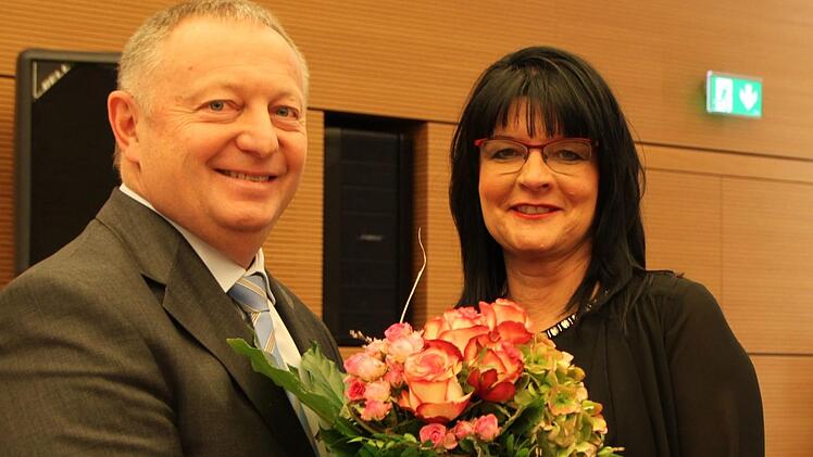 Landrat Thomas Bold gratuliert der nun auch offiziell eingeführten Schulrätin Birgit Herré. Foto: Ulrike Müller