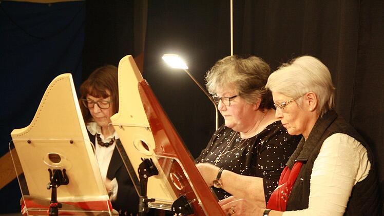 Ein Trio der Veeh-Harfengruppe spielt am Abend. Foto: Ulrike Müller