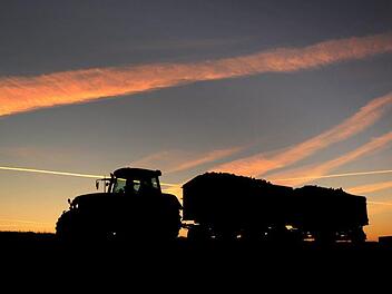 Die Bauern im Landkreis Kronach sorgen sich unter anderem darum, dass Landmaschinen während der Ernte kaputt gehen oder Produkte nicht mehr abgeholt werden. Das hätte für manchen Landwirt verheerende Folgen. Foto: Julian Stratenschulte/dpa