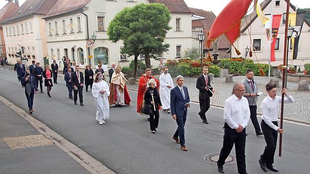 An der Prozession durch den Ort nahmen nicht so viele Gläubige teil wie in vergangenen Jahren.  Fotos: Joseph Beck